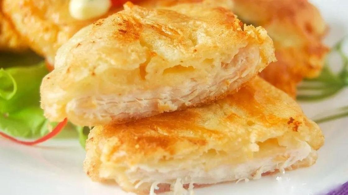 куриная грудка в кляре на сковороде рецепт с сыром фото пошагово. . куриная грудка в кляре на сковороде рецепт с сыром фото пошагово фото. куриная грудка в кляре на сковороде рецепт с сыром фото пошагово-. картинка куриная грудка в кляре на сковороде рецепт с сыром фото пошагово. картинка . Куриное филе в сырном кляре чем-то напоминает отбивные, но с более сочным привкусом и божественным, ни с чем не сравнимым ароматом. Такое чудо не грех подать к любому столу, будет он праздничный либо повседневный, особого значения не имеет, все равно такой шедевр обратит на себя взор любого гурмана, сведущего в кулинарии. Итак, если у вас есть желание попробовать данное блюдо и под рукой оказались все нужные продукты, тогда выкладываем их на столешницу и приступаем!
