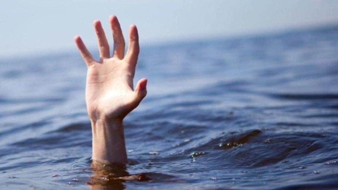 рука из-под воды рука из-под воды