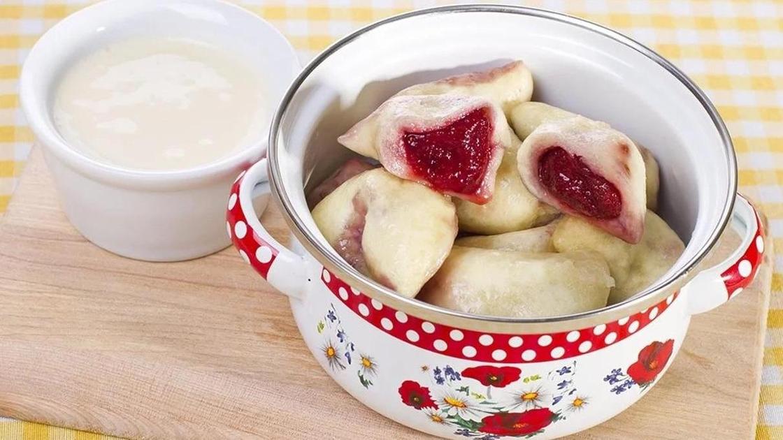 вареники с клубникой в кастрюле вареники с клубникой в кастрюле