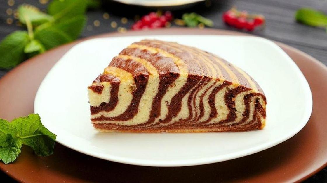 Кусочек пирога «Зебра» на тарелке