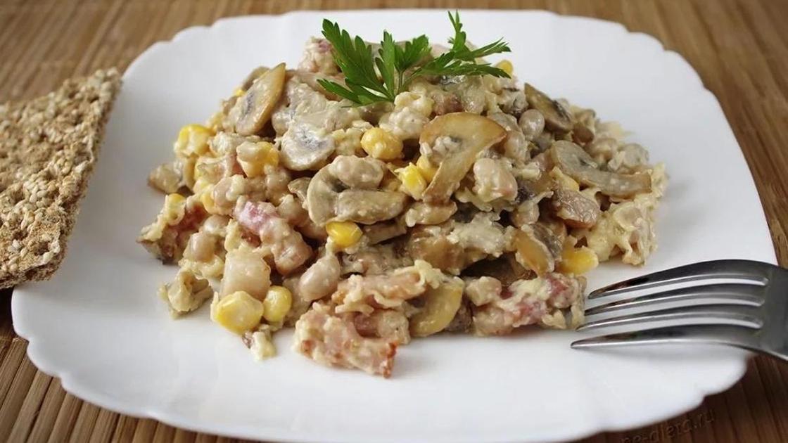 Салат с жареными грибами, ветчиной и сыром Салат с жареными грибами, ветчиной и сыром