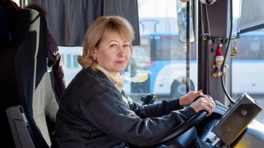 женщина-водитель автобуса