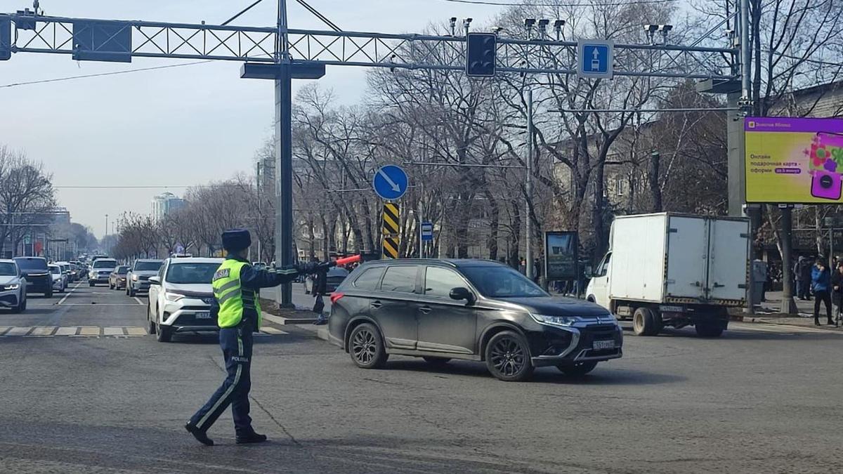 Жол қозғалысын реттеп жүрген полицей