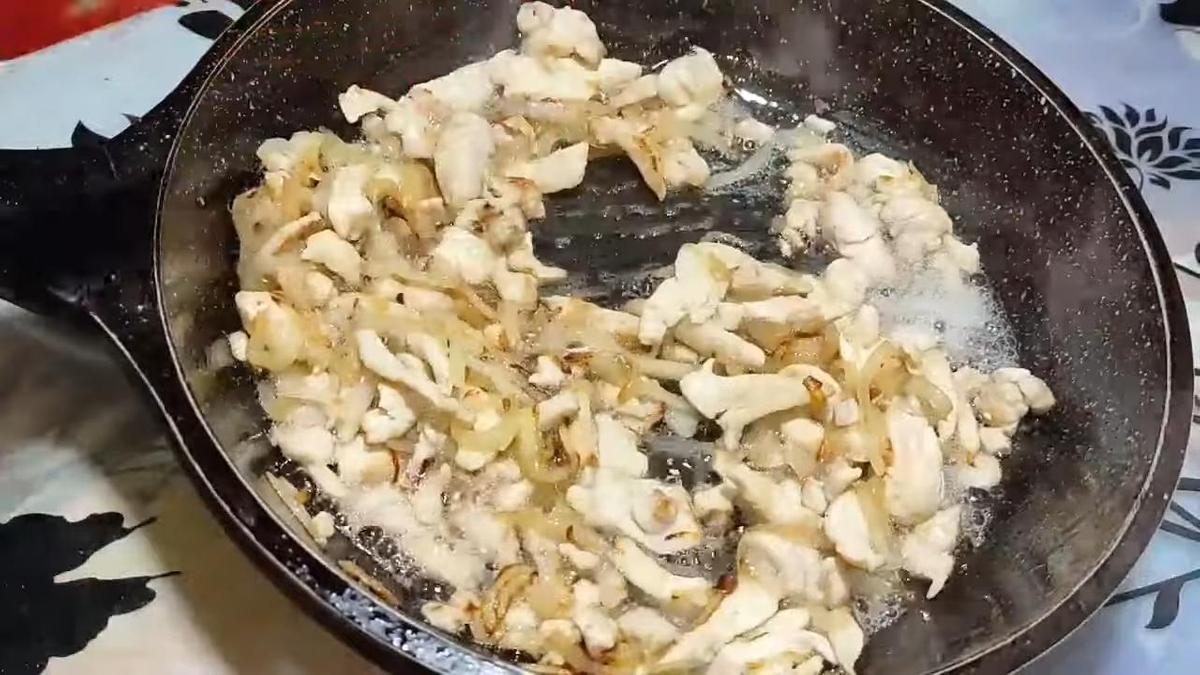 Обжаривание куриного филе с луком на сковороде