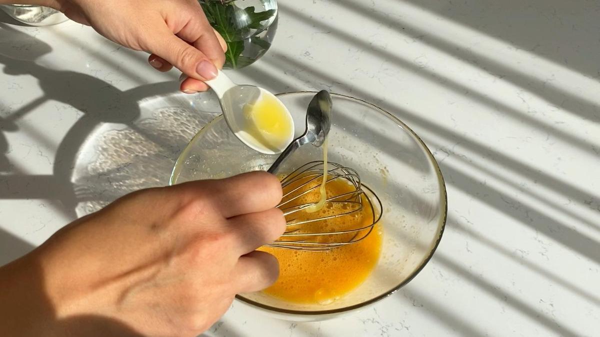 Мед в ложке