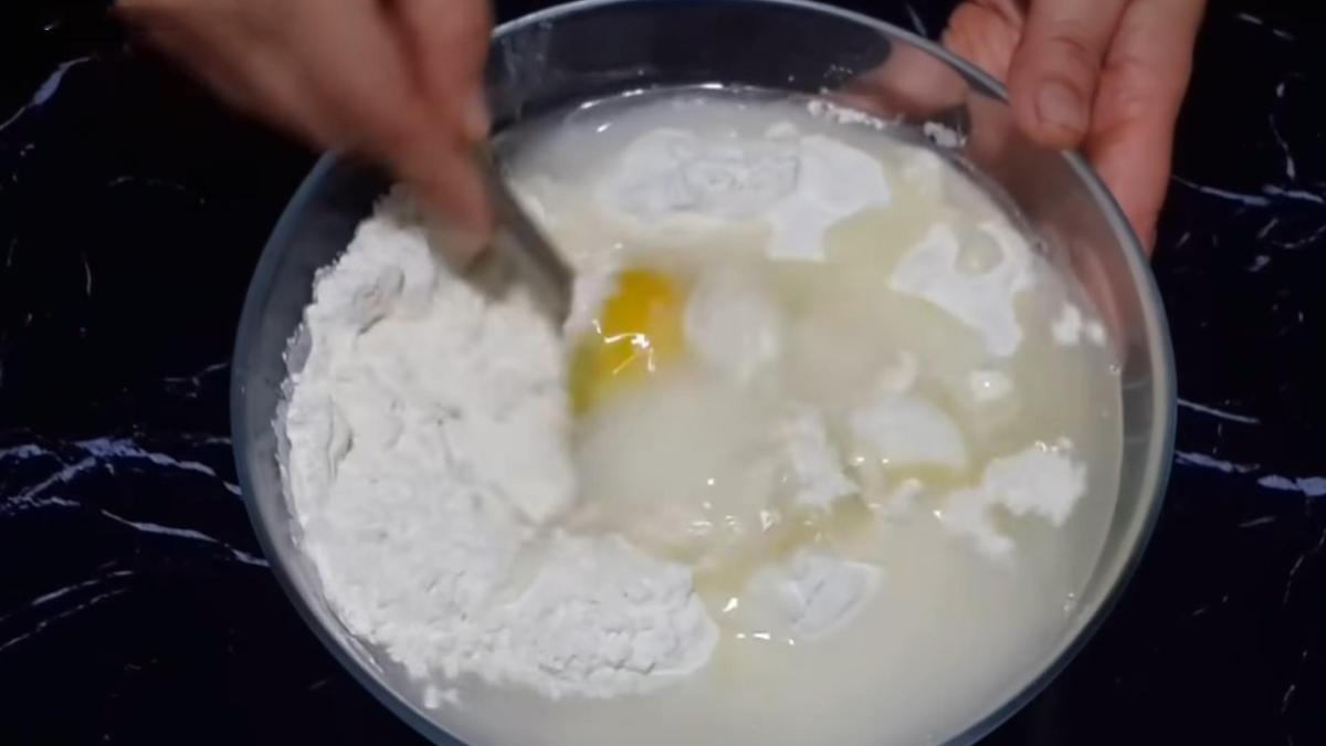 Замешивание теста на манты из муки и воды