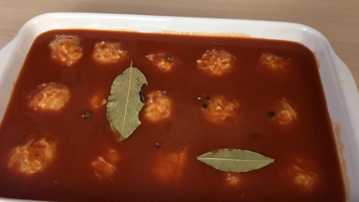 Ленивые голубцы залиты томатным соком