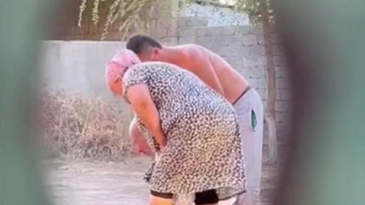 Ер адам мен әйелі қарияны ұстап тұр