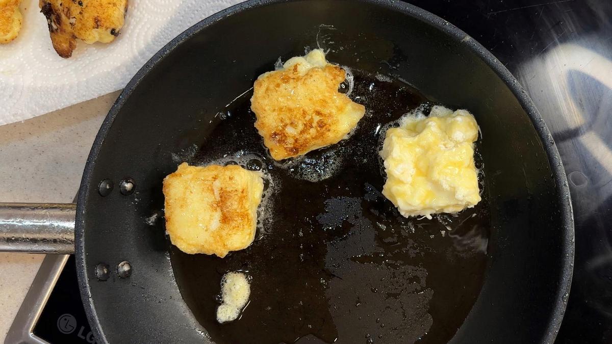 В сковороде готовится десерт «Жареное молоко»