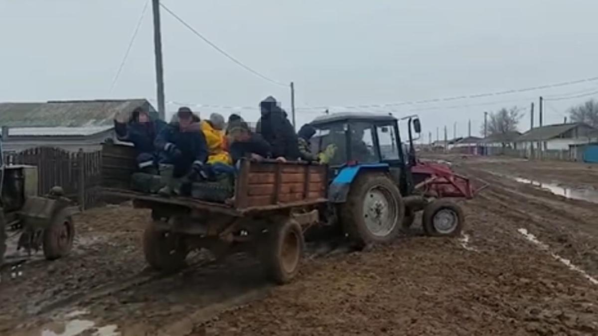 трактормен кетіп бара жатқан оқушылар