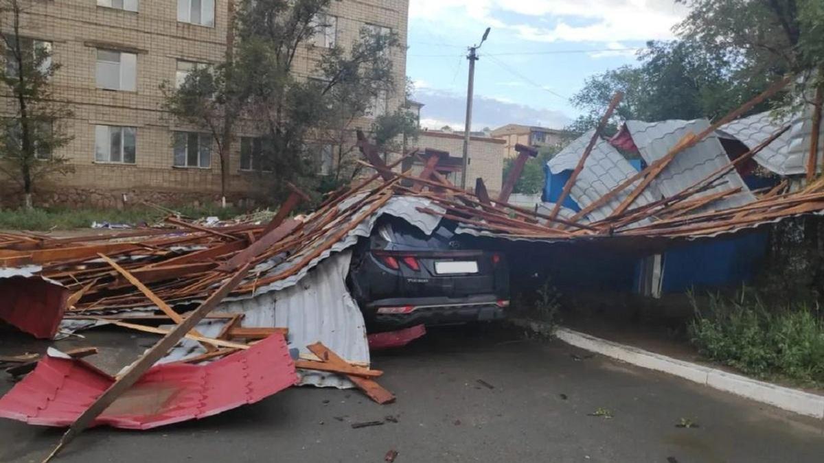Часть кровли, упавшая на машины в Атырау