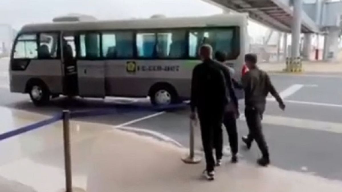 Задержанного ведут в автобус