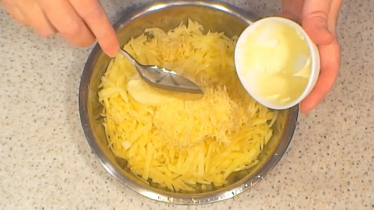 В миске смешивают тертый картофель и сыр с майонезом