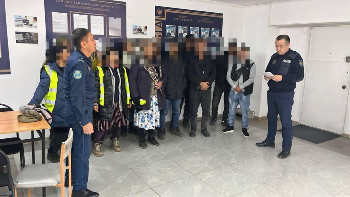 Нелегальные рабочие с полицейскими