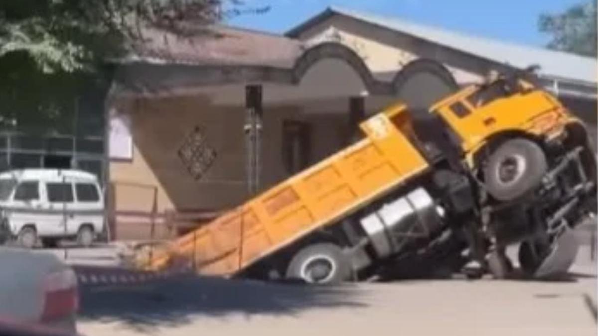 Ол порнографиялық болды және трусисыз жүрді.