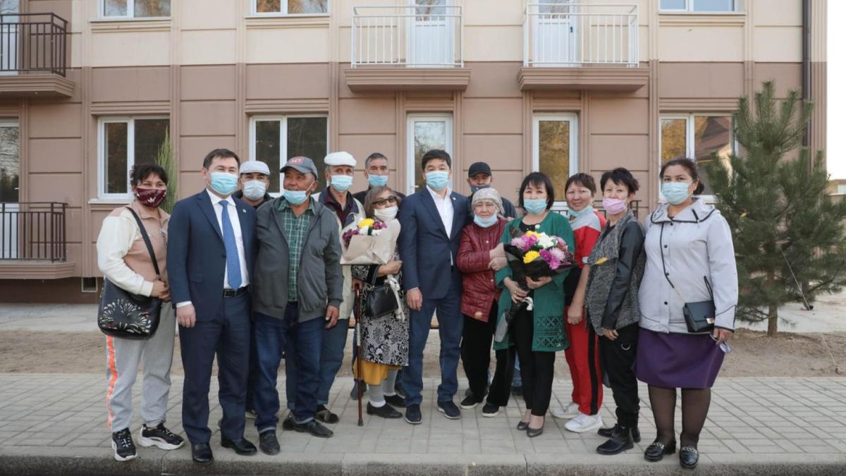 Байбек в третий раз встретился с жильцами сгоревшего дома в Шымкенте