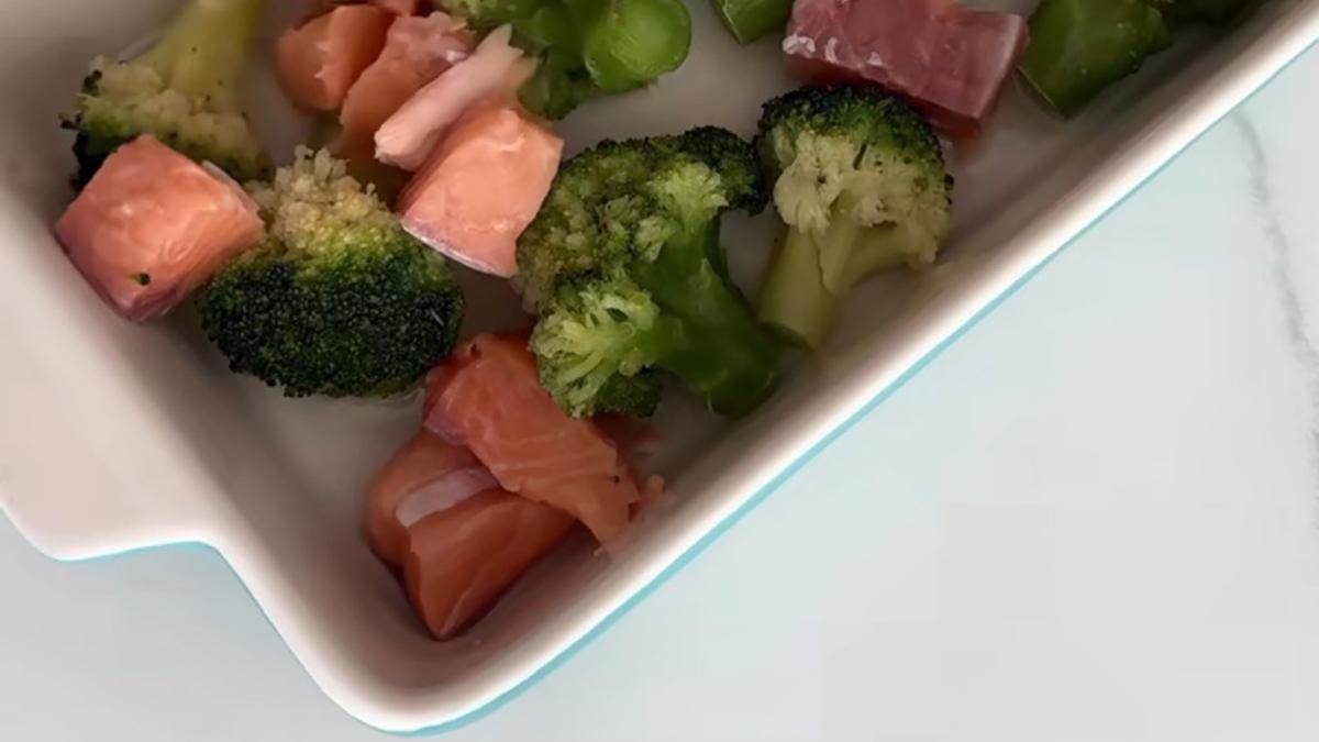 Кусочки красной рыбы и брокколи в форме для выпечки