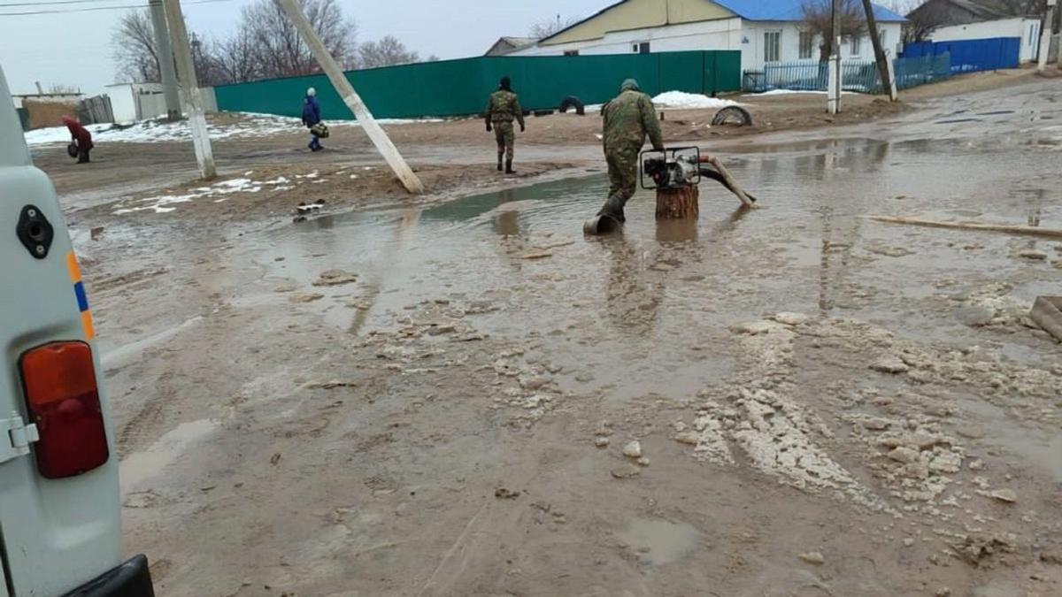 Талая вода возле домов