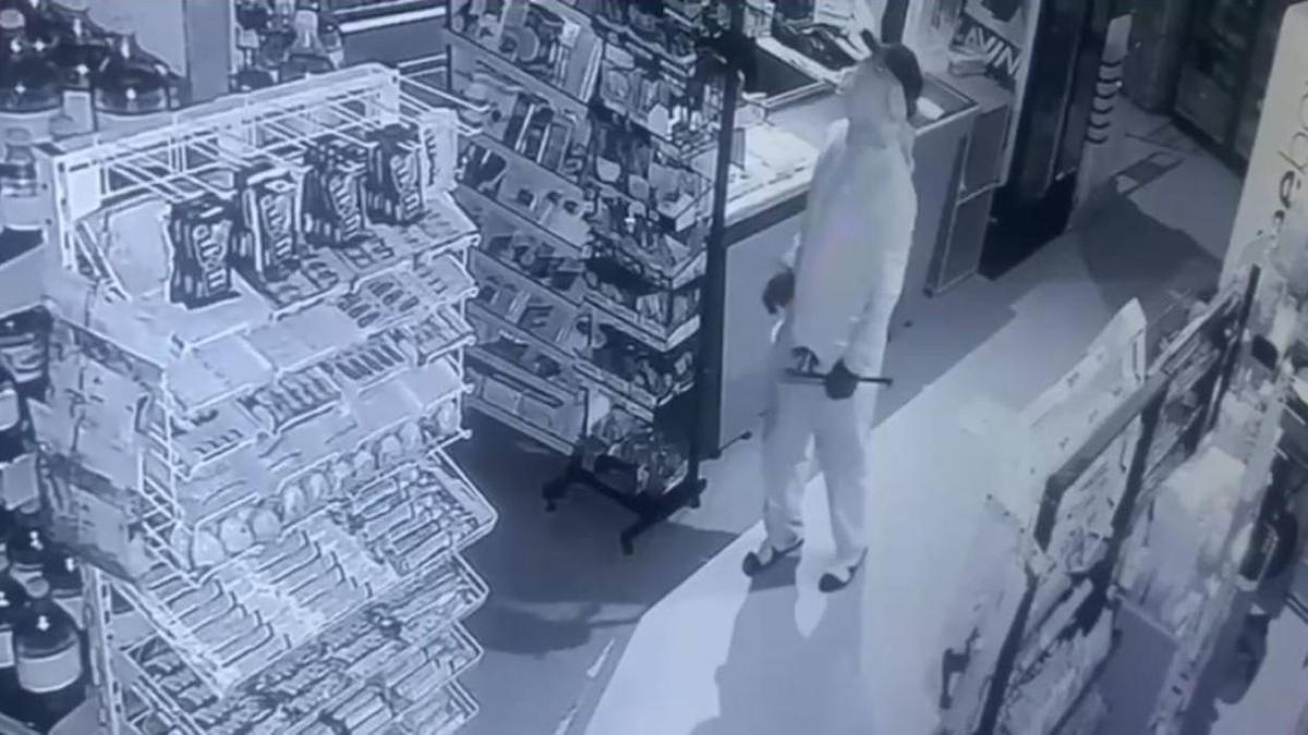 Мужчина проник в магазин Мужчина проник в магазин