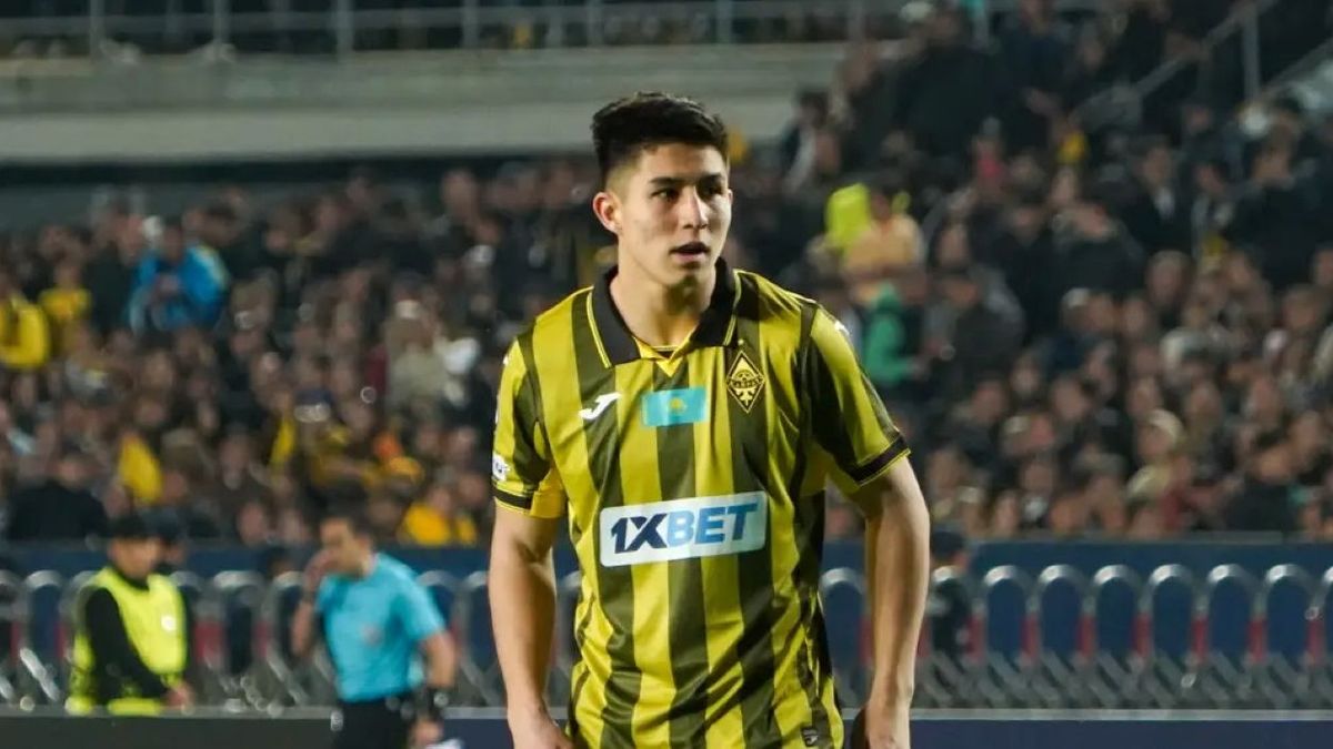 Нападающий ФК "Кайрат" Дастан Сатпаев