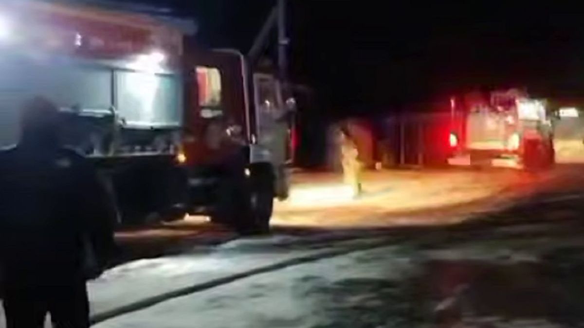 Пожарные тушат пожар