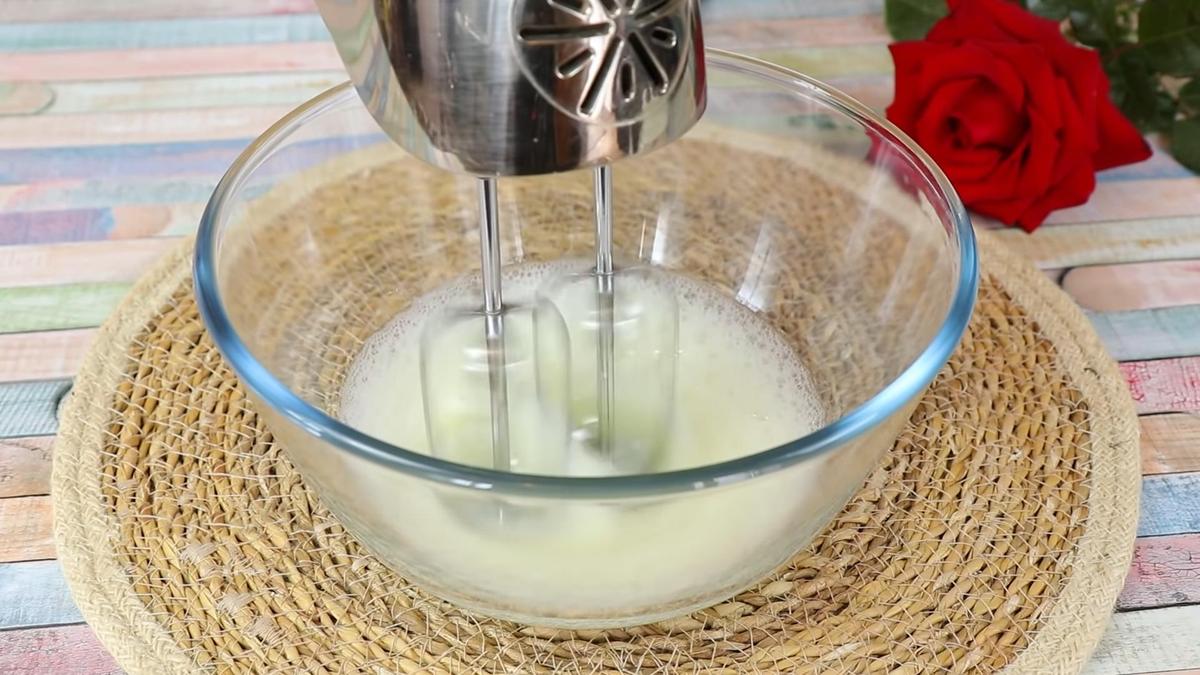 Белки взбивают миксером в стеклянной миске