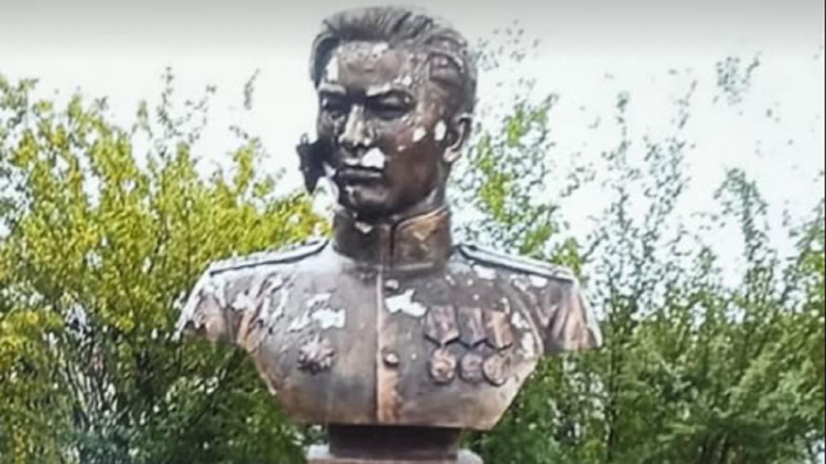 Рақымжан Қошқарбаев ескерткіші Рақымжан Қошқарбаев ескерткіші