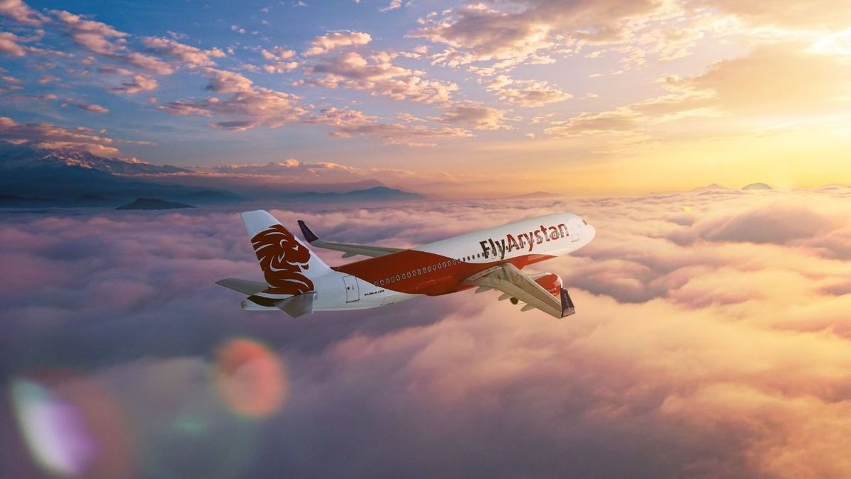 Самолет FlyArystan в небе