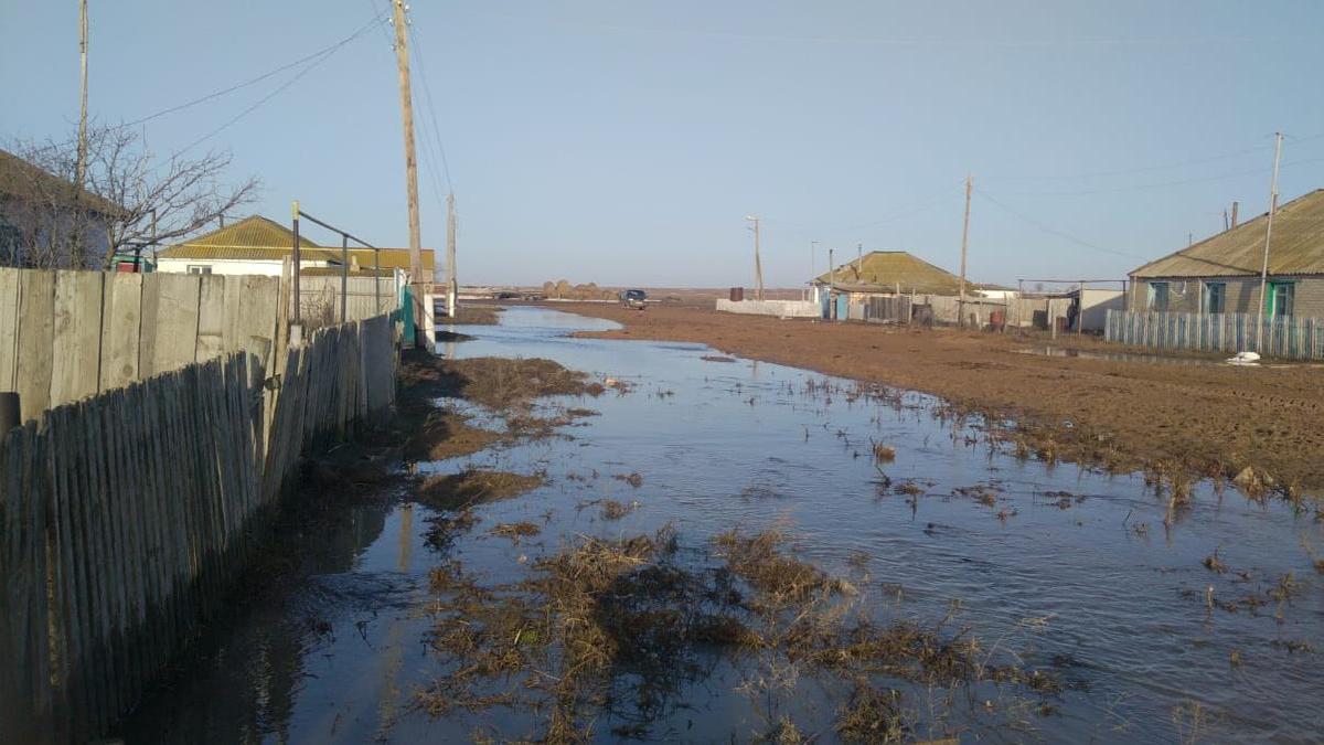 Подтопленная дорога в селе в ЗКО