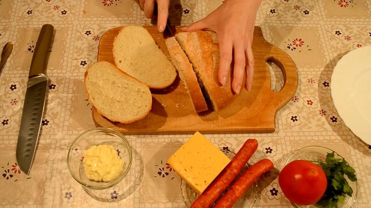 Нарезка белого хлеба ломтями