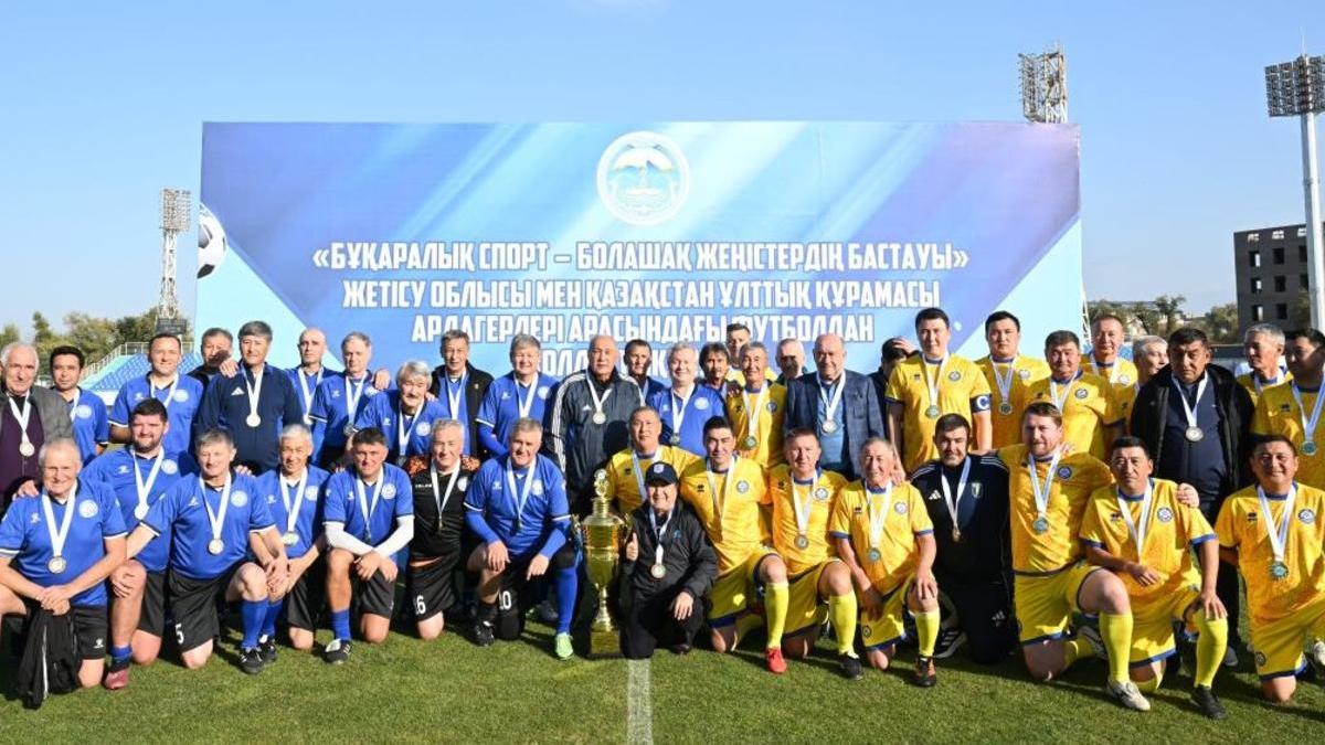 Ақ футболкадағы кеуделі қыздардың фотосуреттері Ақ футболкадағы кеуделі қыздардың фотосуреттері