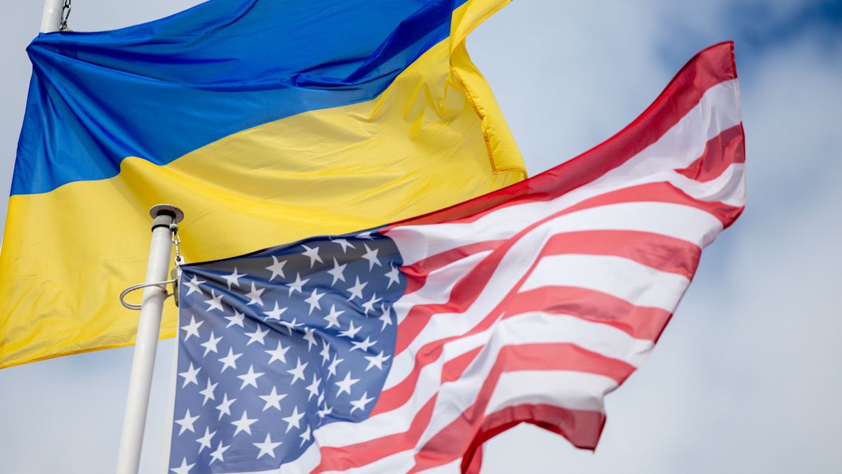 Флаги Украины и США