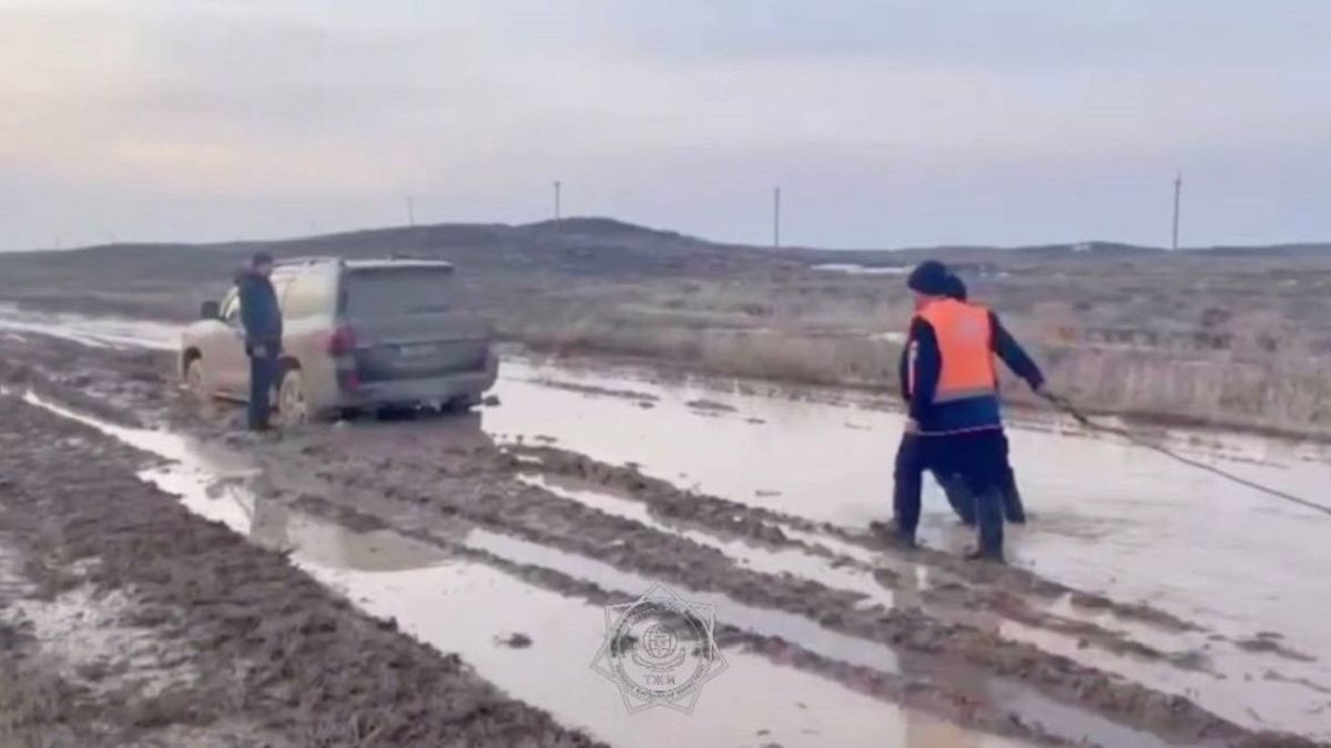 Почти 20 человек застряли в грязевом плену в Карагандинской области