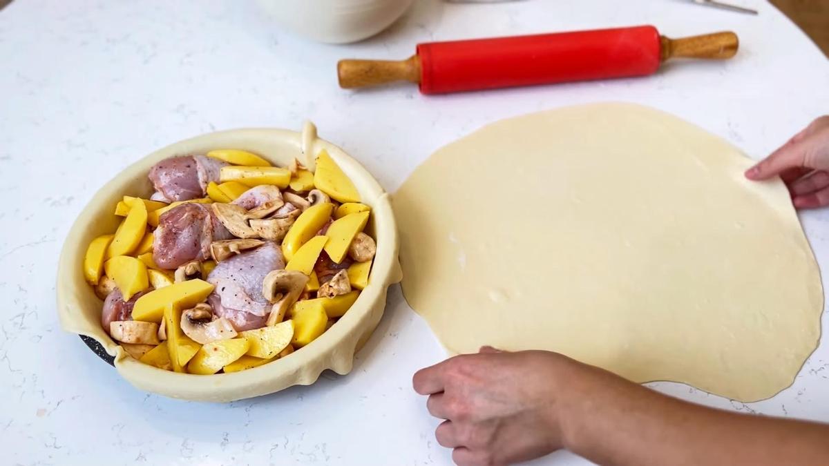 Заготовка пирога и начинка в миске