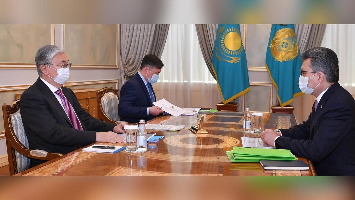 Касым-Жомарт Токаев и Бахыт Султанов сидят за столом Касым-Жомарт Токаев и Бахыт Султанов сидят за столом
