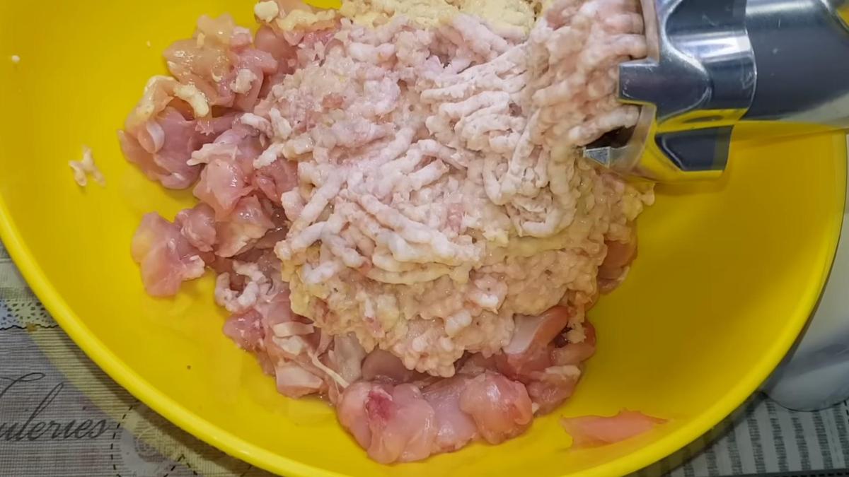 Куриный жир пропускают через мясорубку