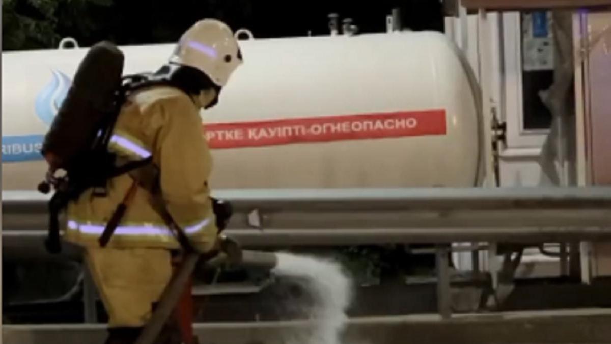 Огнеборцы локализуют утечку на АЗС