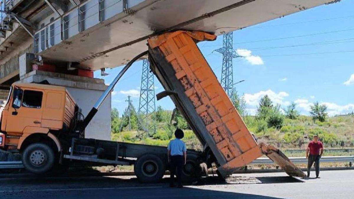 Самосвал после ДТП