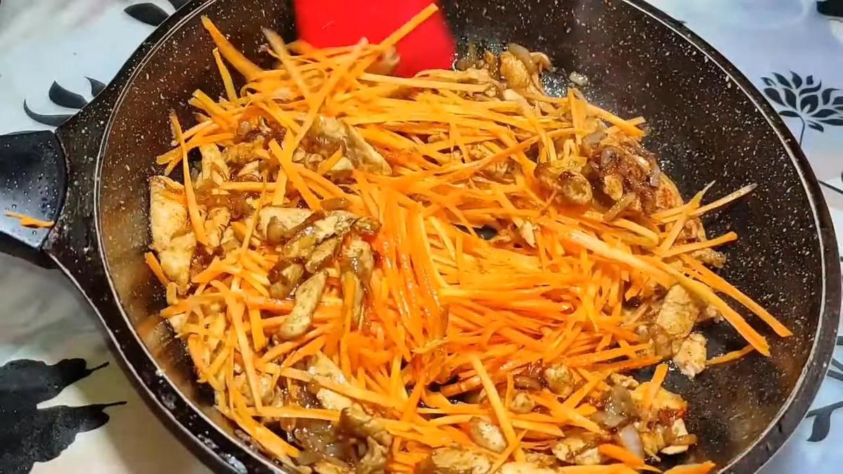Обжаривание моркови с курицей и луком