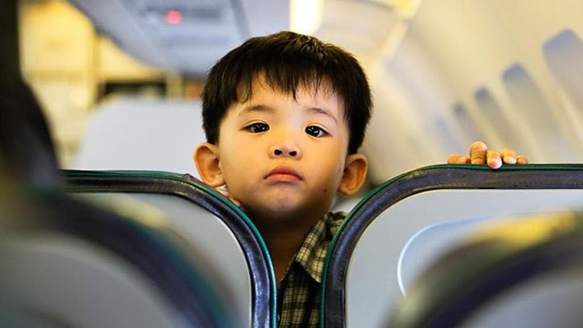 Кидс гоу. Самолет для детей. Для мальчиков самолёты. Несопровождаемый ребенок в самолете. Азиат ребенок с самолетом.
