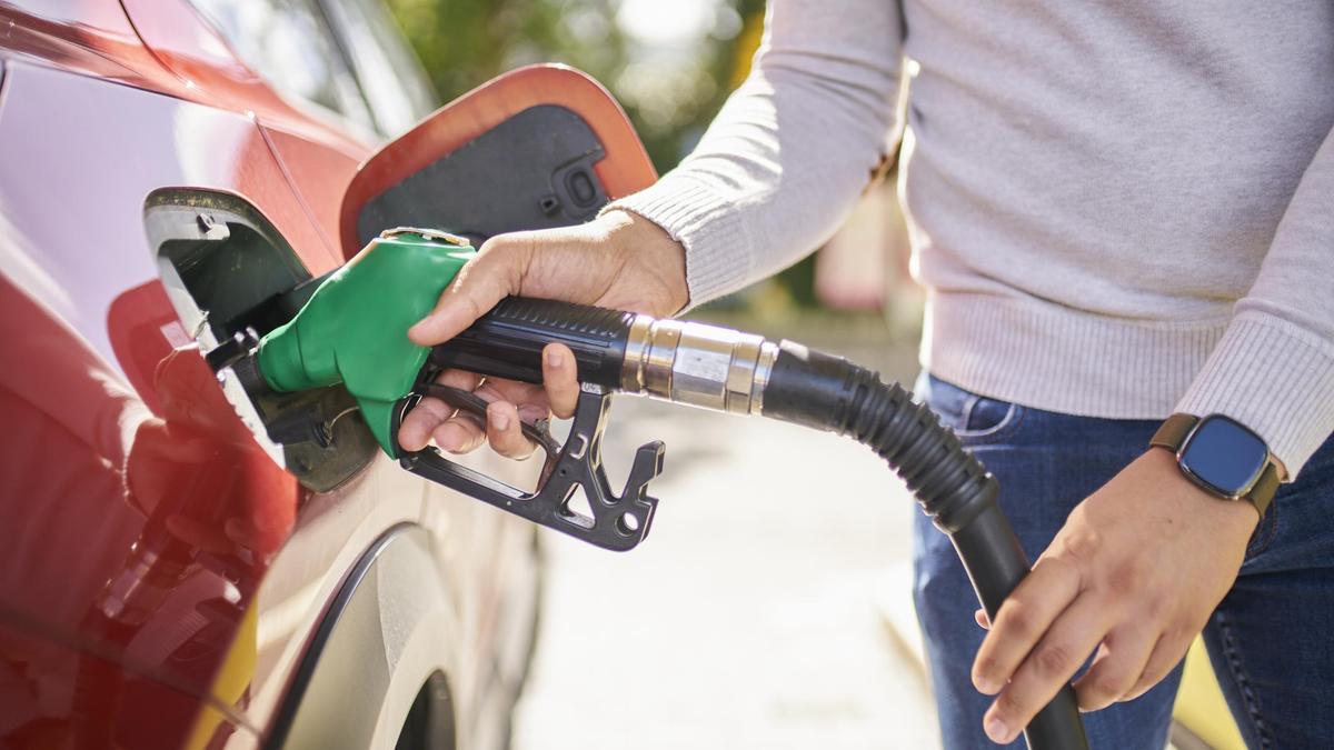 Мужчина на АЗС