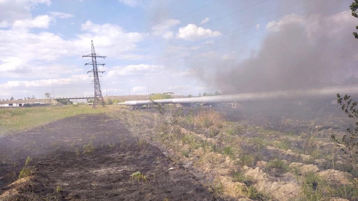 Дым в поле над трубами теплотрассы