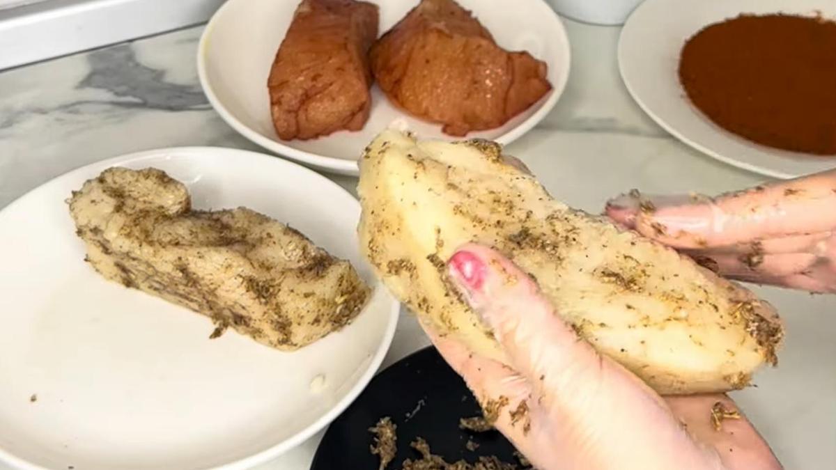 Кусочки сала натирают смесью специй и чеснока