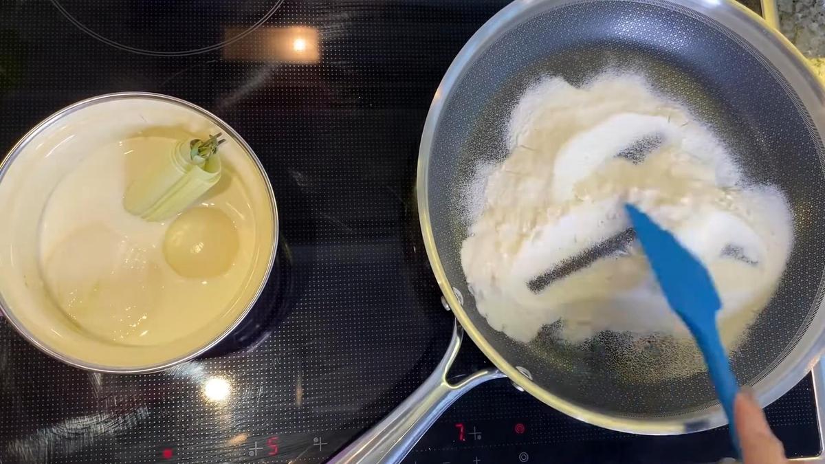 На плите кастрюля с молоком и букетом гарни