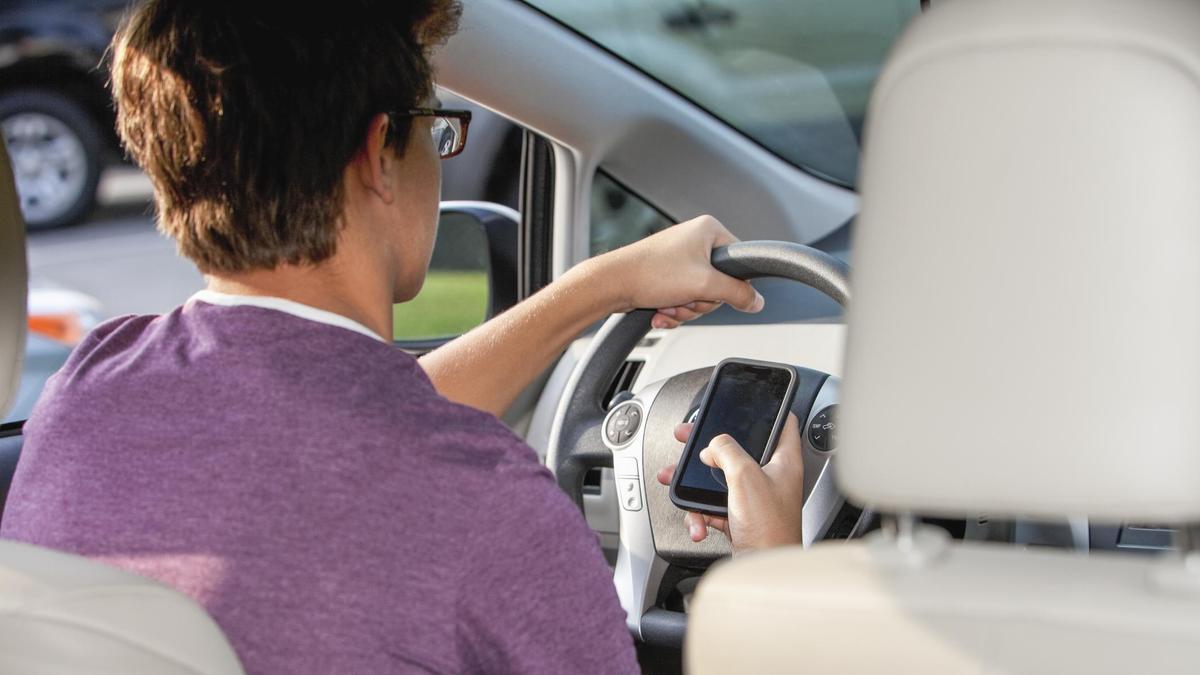 Парень ведет авто