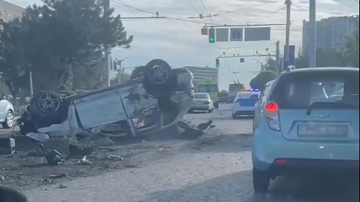 Перевернутый автомобиль на дороге в Алматы