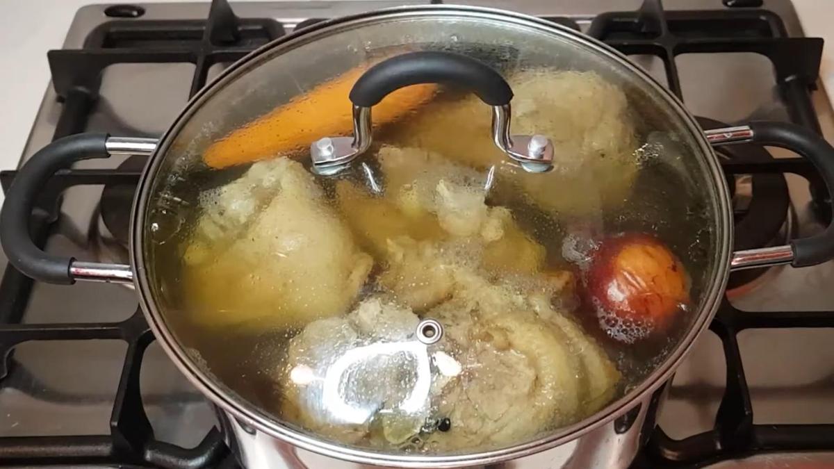 В кастрюле под крышкой мясо, лук и морковь