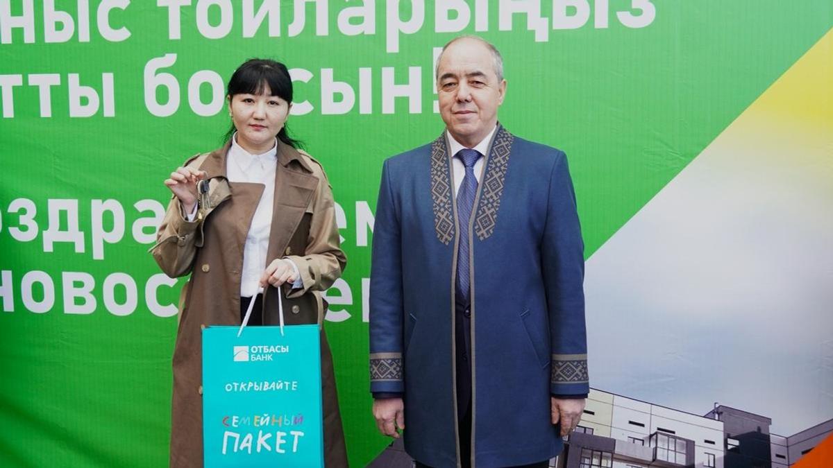 Вручение ключей от новых квартир жителям Уральска Вручение ключей от новых квартир жителям Уральска