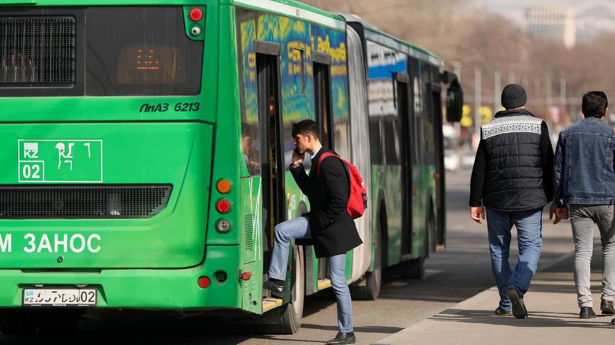 Пассажир заходит в автобус