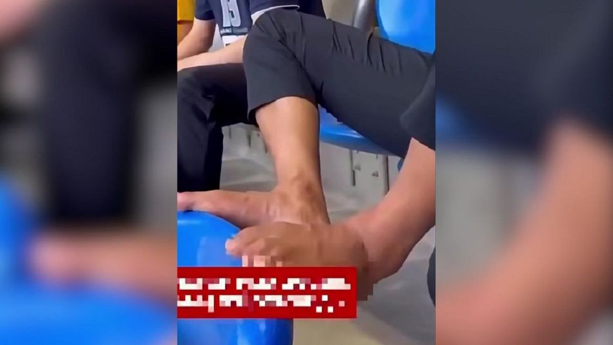 Мужчина поставил голые ноги на сидение